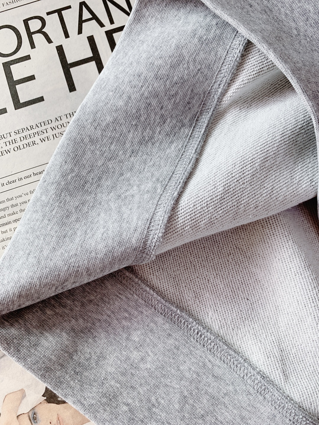 Prada 普拉达 2025FW秋冬新品复古徽标圆领卫衣。高克重精梳棉面料软而有骨，贴肤透气不闷汗，春秋