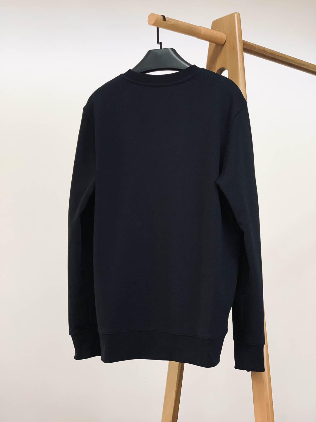 Prada 普拉达 2025FW秋冬新品复古徽标圆领卫衣。高克重精梳棉面料软而有骨，贴肤透气不闷汗，春秋