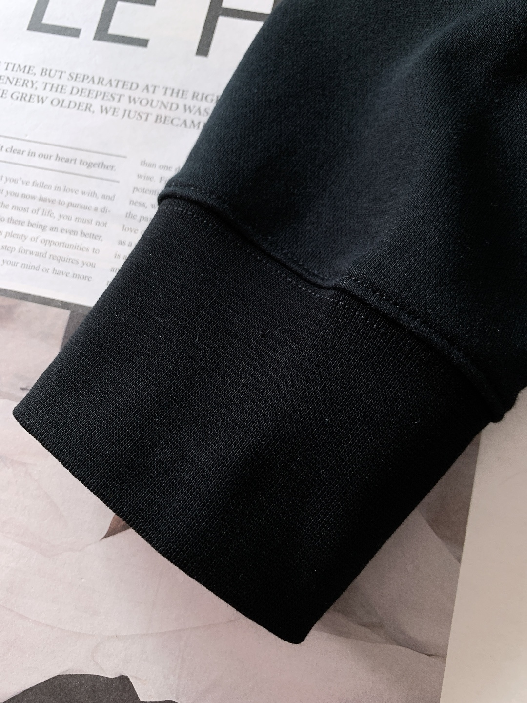 Prada 普拉达 2025FW秋冬新品复古徽标圆领卫衣。高克重精梳棉面料软而有骨，贴肤透气不闷汗，春秋