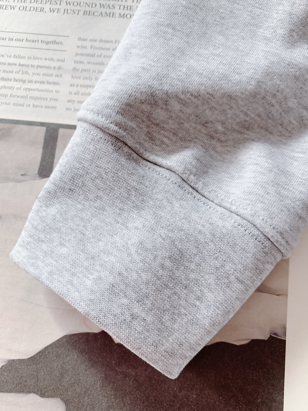 Prada 普拉达 2025FW秋冬新品复古徽标圆领卫衣。高克重精梳棉面料软而有骨，贴肤透气不闷汗，春秋