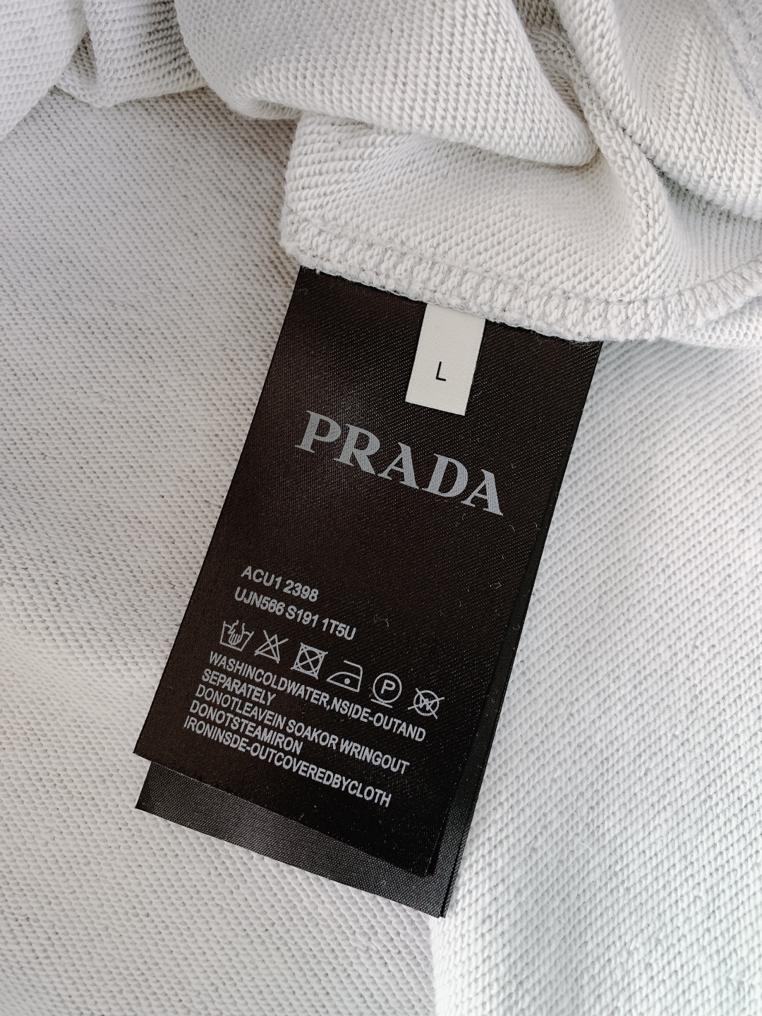 Prada 普拉达 2025FW秋冬新品复古徽标圆领卫衣。高克重精梳棉面料软而有骨，贴肤透气不闷汗，春秋