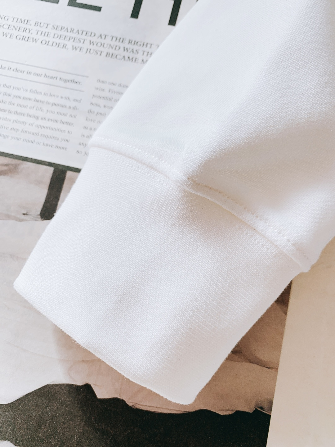 Prada 普拉达 2025FW秋冬新品复古徽标圆领卫衣。高克重精梳棉面料软而有骨，贴肤透气不闷汗，春秋