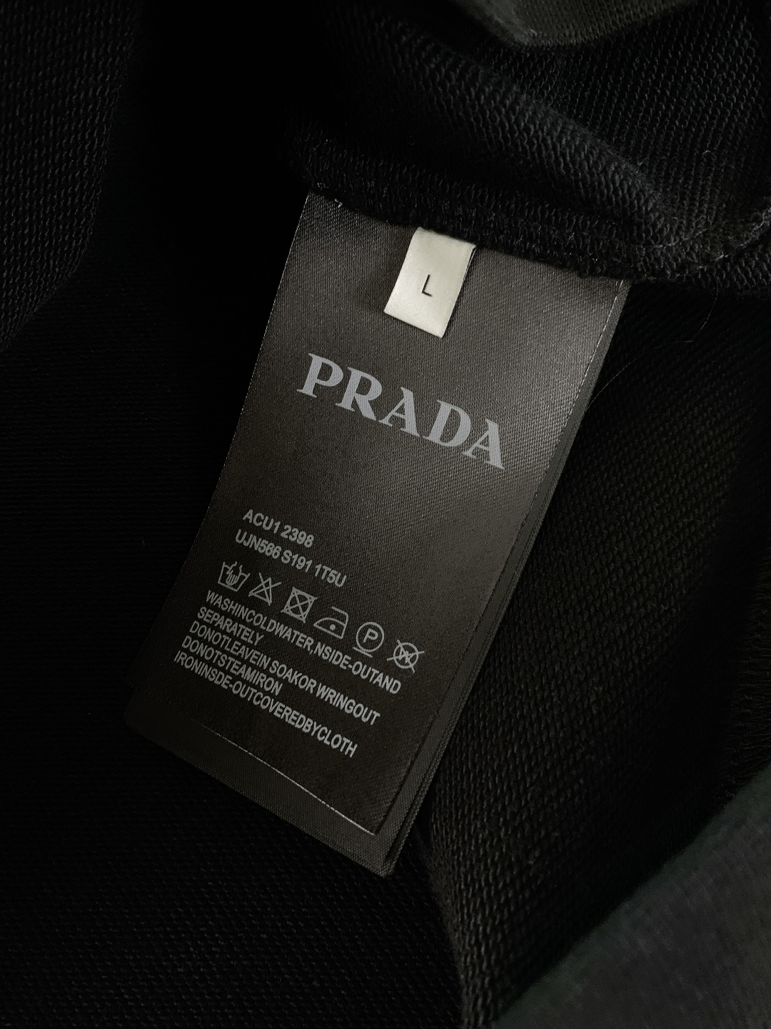 Prada 普拉达 2025FW秋冬新品复古徽标圆领卫衣。高克重精梳棉面料软而有骨，贴肤透气不闷汗，春秋