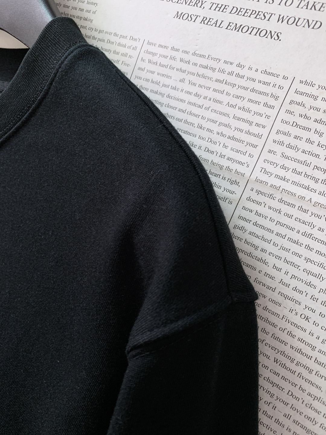 Prada 普拉达 2025FW秋冬新品复古徽标圆领卫衣。高克重精梳棉面料软而有骨，贴肤透气不闷汗，春秋