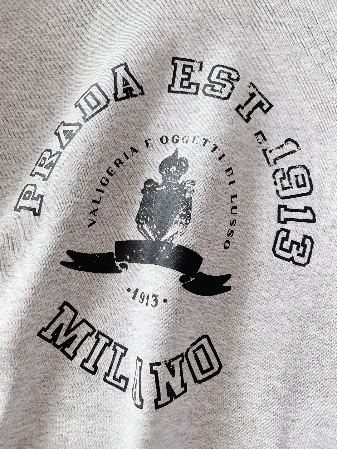 Prada 普拉达 2025FW秋冬新品复古徽标圆领卫衣。高克重精梳棉面料软而有骨，贴肤透气不闷汗，春秋