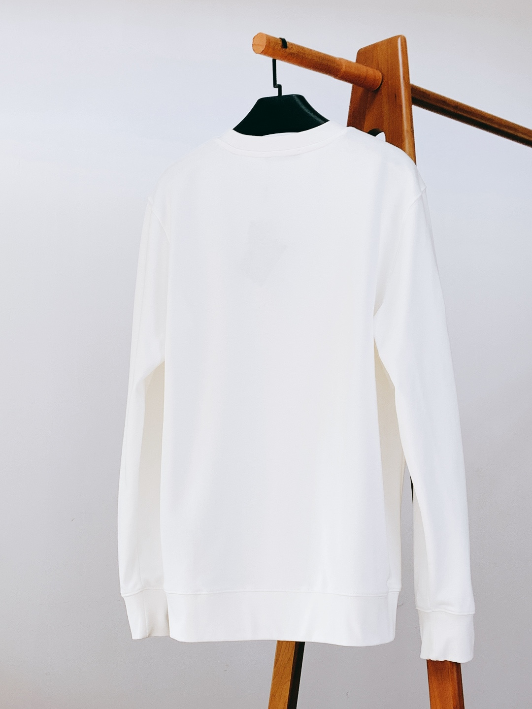 Prada 普拉达 2025FW秋冬新品复古徽标圆领卫衣。高克重精梳棉面料软而有骨，贴肤透气不闷汗，春秋