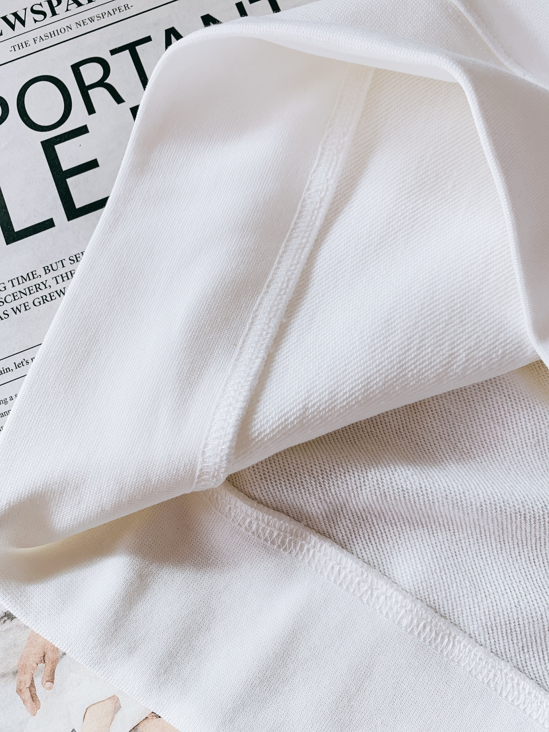 Prada 普拉达 2025FW秋冬新品复古徽标圆领卫衣。高克重精梳棉面料软而有骨，贴肤透气不闷汗，春秋