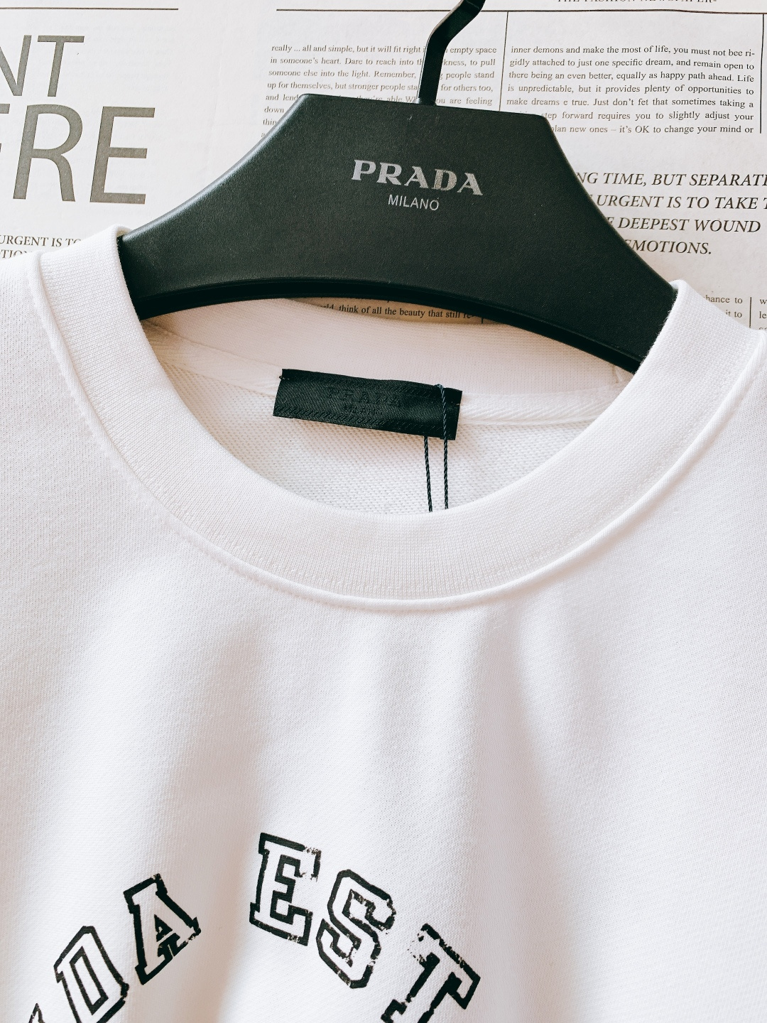 Prada 普拉达 2025FW秋冬新品复古徽标圆领卫衣。高克重精梳棉面料软而有骨，贴肤透气不闷汗，春秋