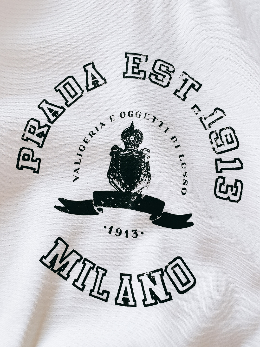 Prada 普拉达 2025FW秋冬新品复古徽标圆领卫衣。高克重精梳棉面料软而有骨，贴肤透气不闷汗，春秋