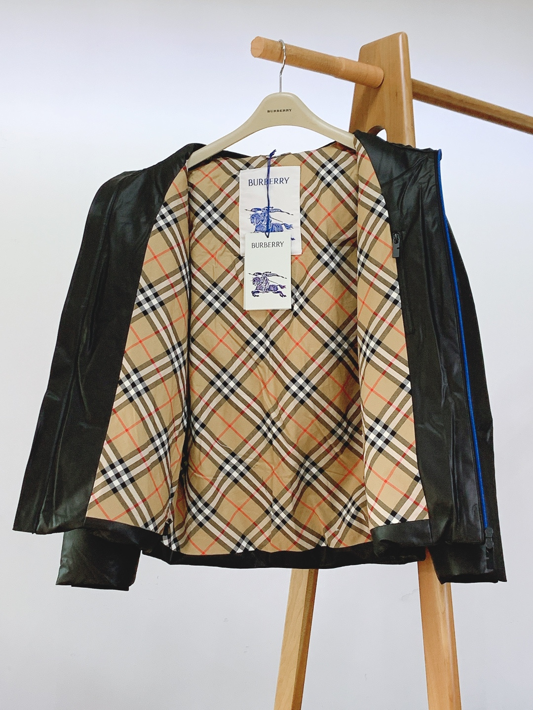 Burberry 巴宝莉 2025FW秋冬新品连帽皮羽绒外套。采用质感皮革面料打造衣身，触感细腻且挺括有