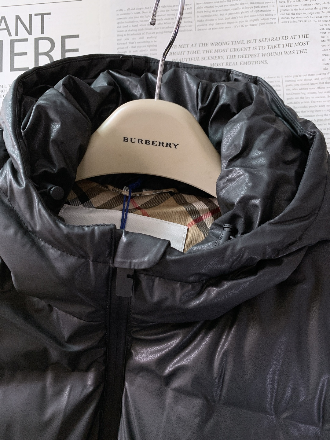 Burberry 巴宝莉 2025FW秋冬新品连帽皮羽绒外套。采用质感皮革面料打造衣身，触感细腻且挺括有