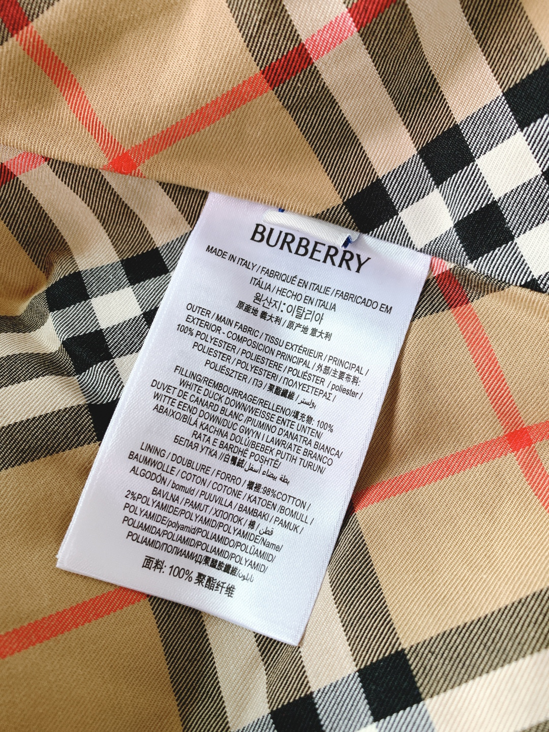 Burberry 巴宝莉 2025FW秋冬新品连帽皮羽绒外套。采用质感皮革面料打造衣身，触感细腻且挺括有