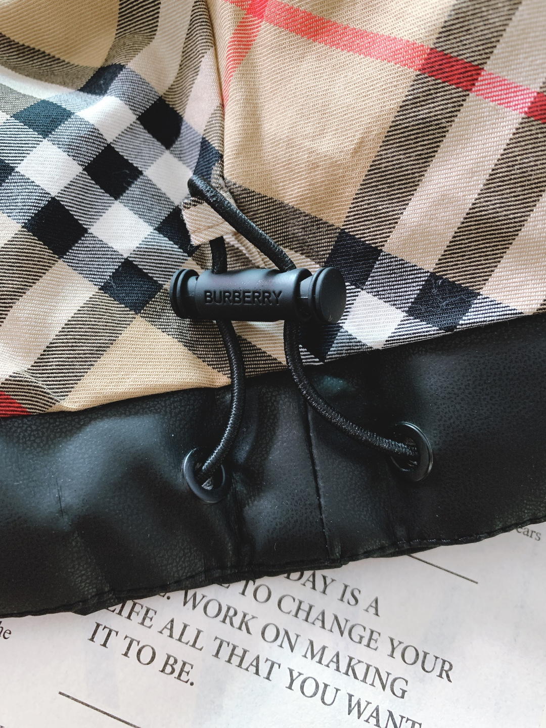 Burberry 巴宝莉 2025FW秋冬新品连帽皮羽绒外套。采用质感皮革面料打造衣身，触感细腻且挺括有