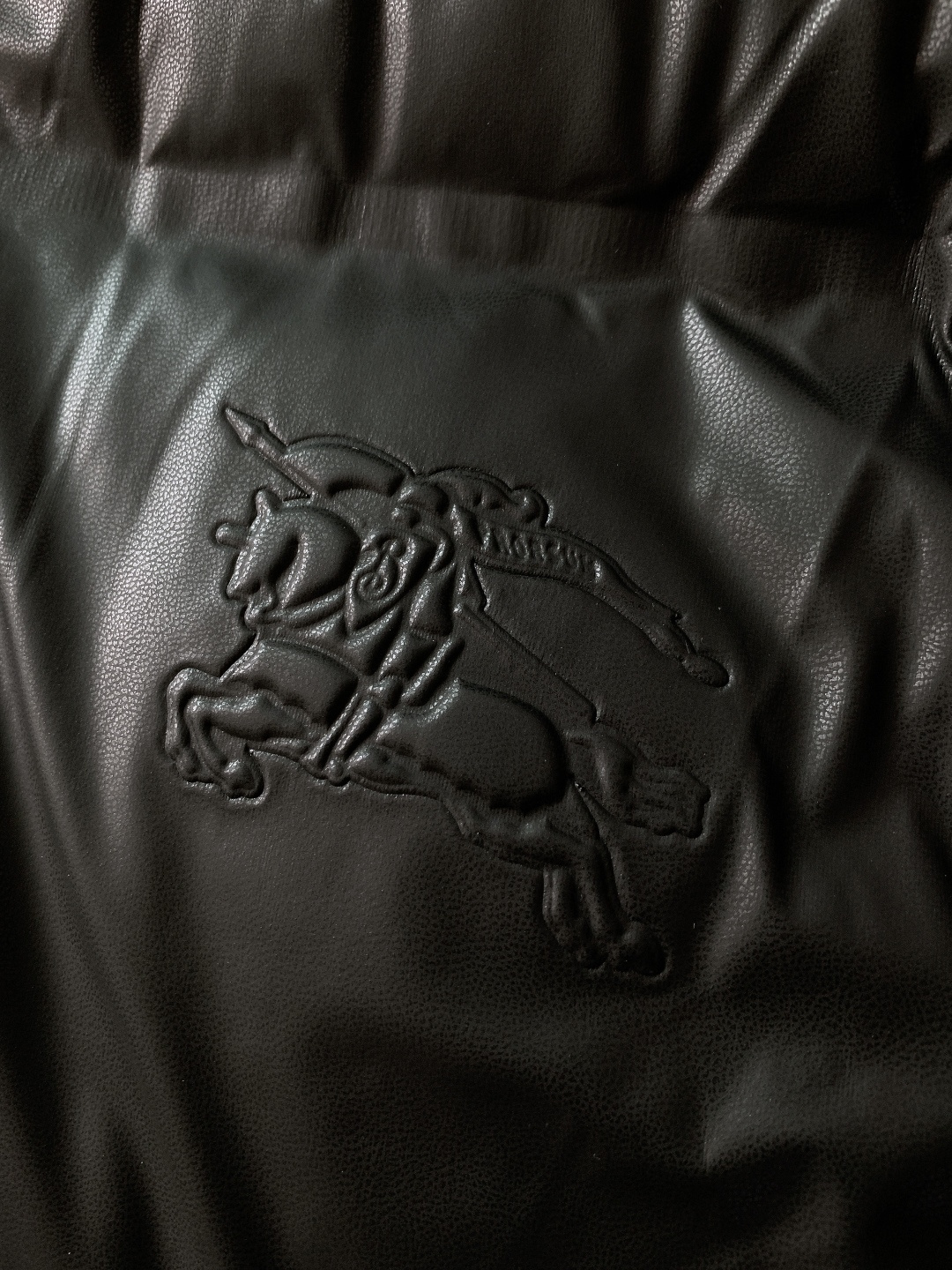 Burberry 巴宝莉 2025FW秋冬新品连帽皮羽绒外套。采用质感皮革面料打造衣身，触感细腻且挺括有