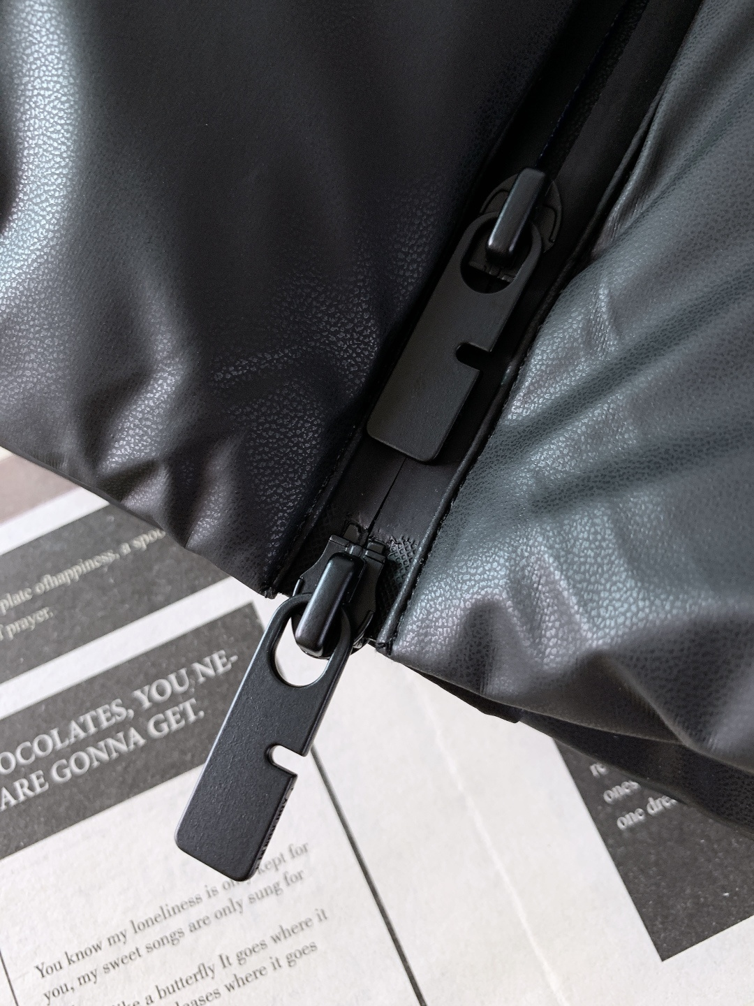 Burberry 巴宝莉 2025FW秋冬新品连帽皮羽绒外套。采用质感皮革面料打造衣身，触感细腻且挺括有