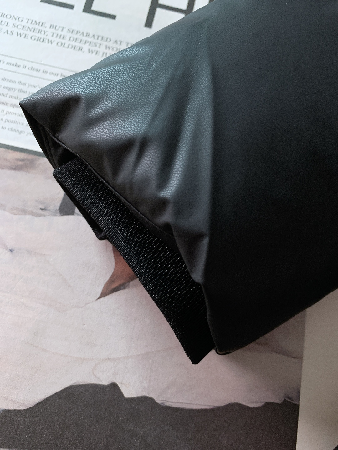 Burberry 巴宝莉 2025FW秋冬新品连帽皮羽绒外套。采用质感皮革面料打造衣身，触感细腻且挺括有