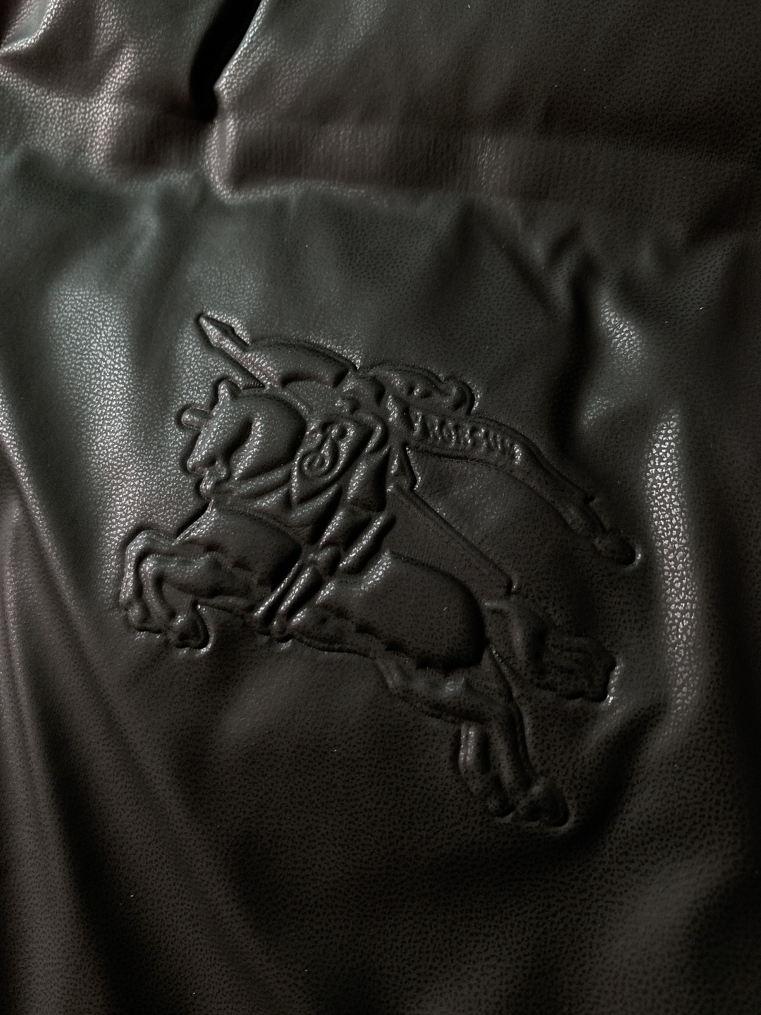 Burberry 巴宝莉 2025FW秋冬新品皮羽绒外套。采用质感皮革面料打造衣身，触感细腻且挺括有型；