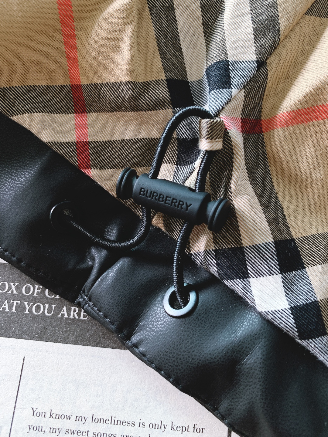 Burberry 巴宝莉 2025FW秋冬新品皮羽绒外套。采用质感皮革面料打造衣身，触感细腻且挺括有型；