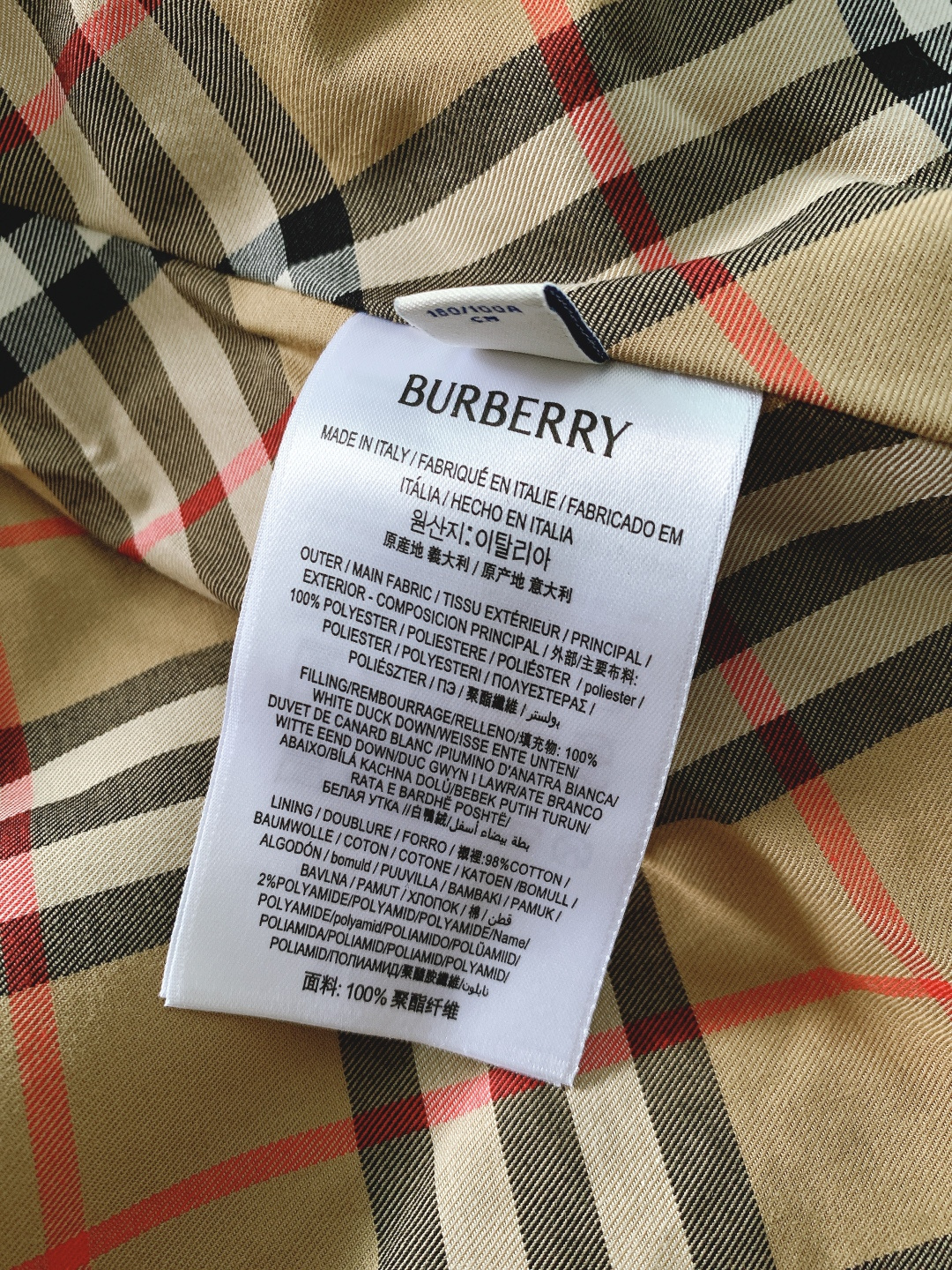 Burberry 巴宝莉 2025FW秋冬新品皮羽绒外套。采用质感皮革面料打造衣身，触感细腻且挺括有型；