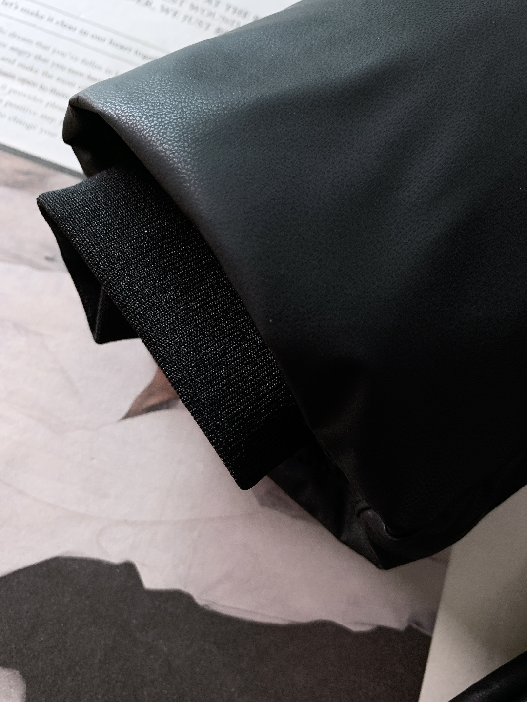 Burberry 巴宝莉 2025FW秋冬新品皮羽绒外套。采用质感皮革面料打造衣身，触感细腻且挺括有型；