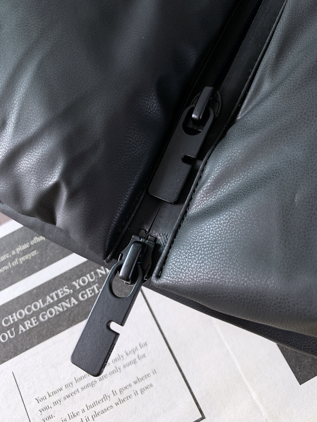 Burberry 巴宝莉 2025FW秋冬新品皮羽绒外套。采用质感皮革面料打造衣身，触感细腻且挺括有型；