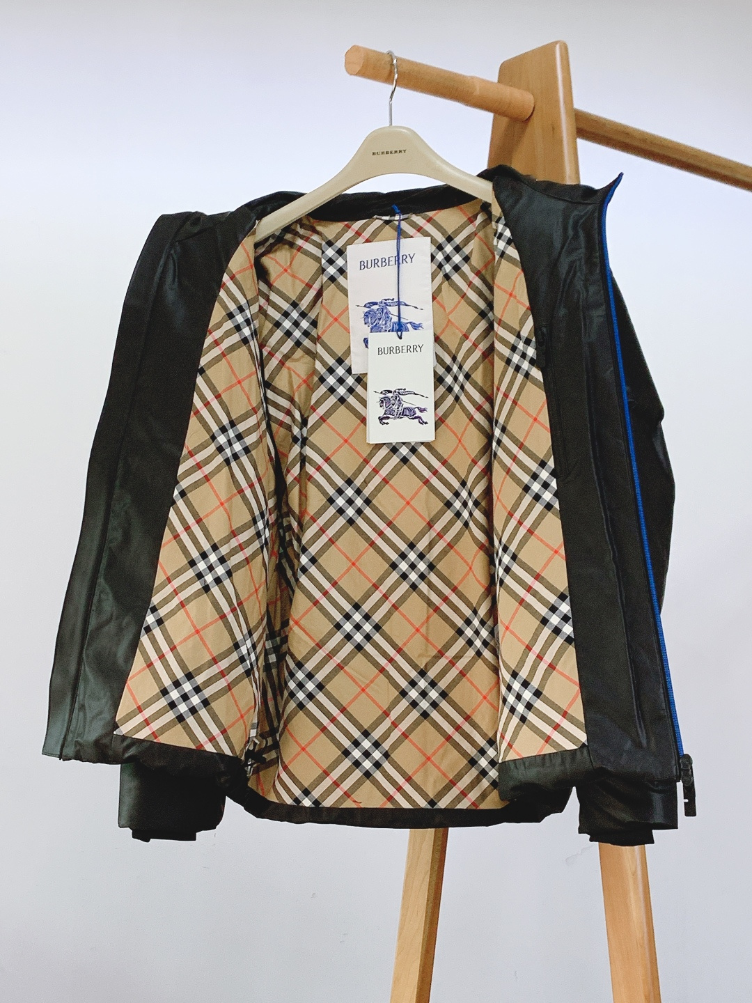 Burberry 巴宝莉 2025FW秋冬新品皮羽绒外套。采用质感皮革面料打造衣身，触感细腻且挺括有型；