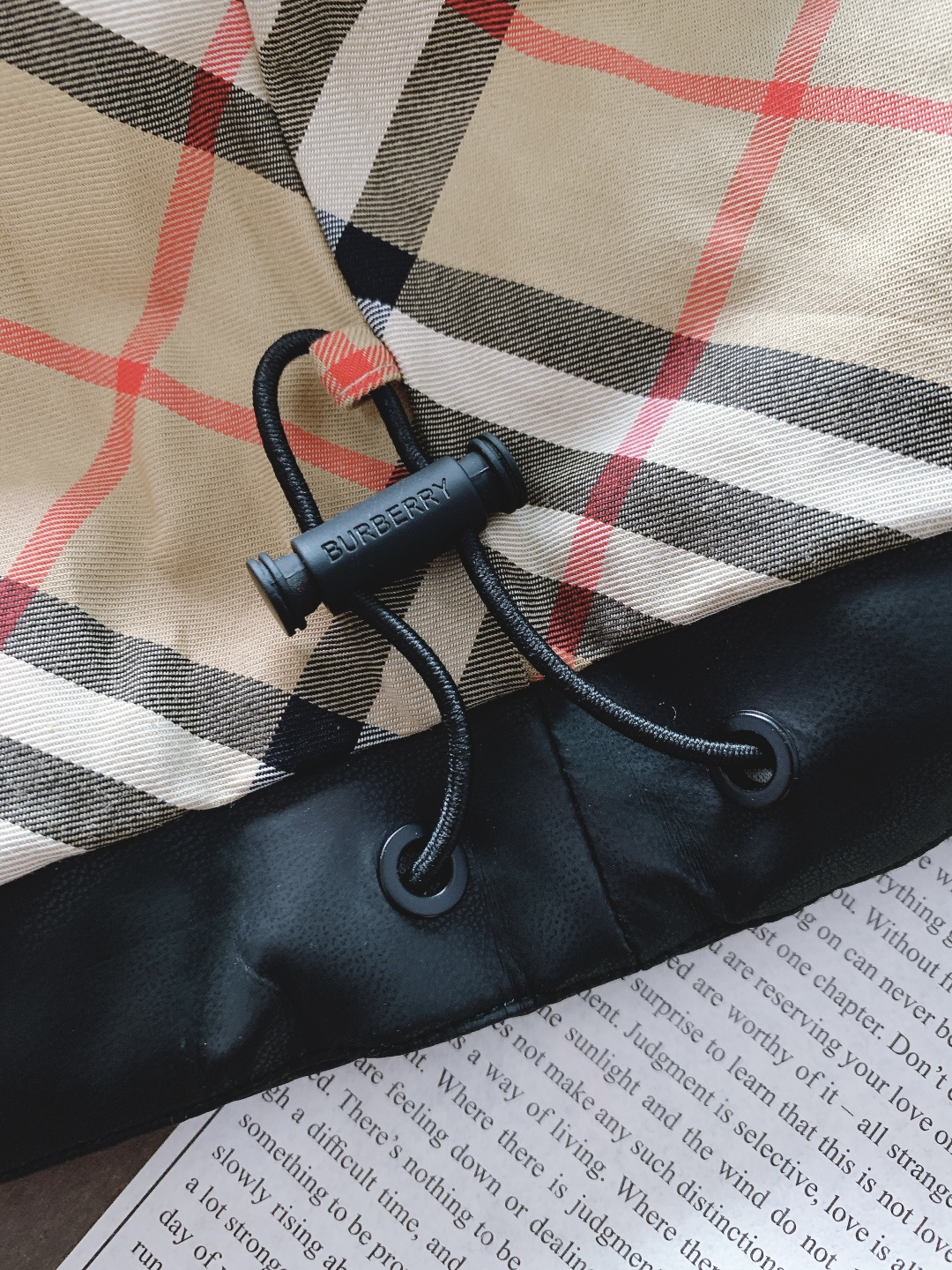 Burberry 巴宝莉 2025FW秋冬新品皮羽绒马甲背心。采用质感皮革面料打造衣身，触感细腻且挺括有