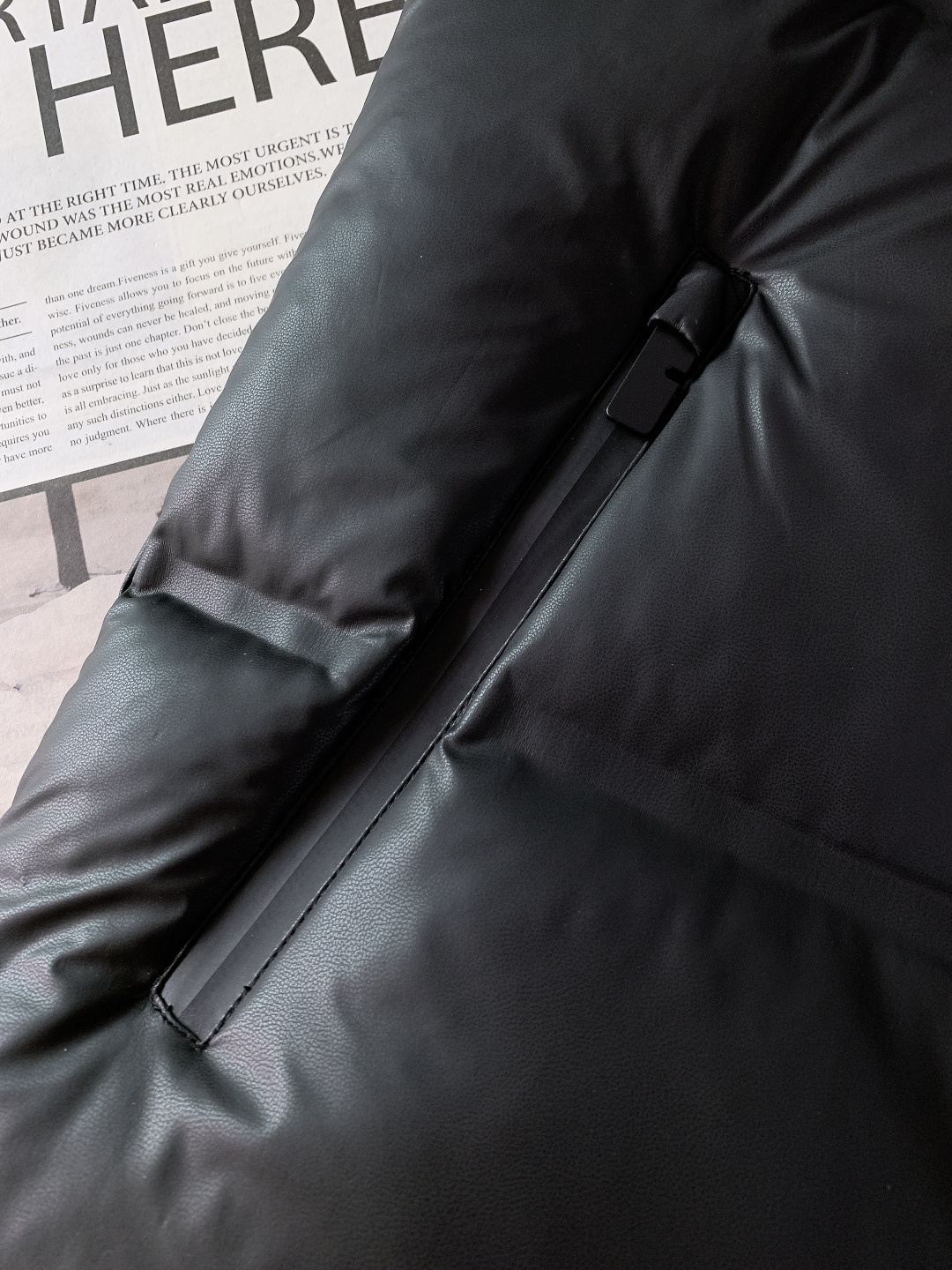 Burberry 巴宝莉 2025FW秋冬新品皮羽绒马甲背心。采用质感皮革面料打造衣身，触感细腻且挺括有