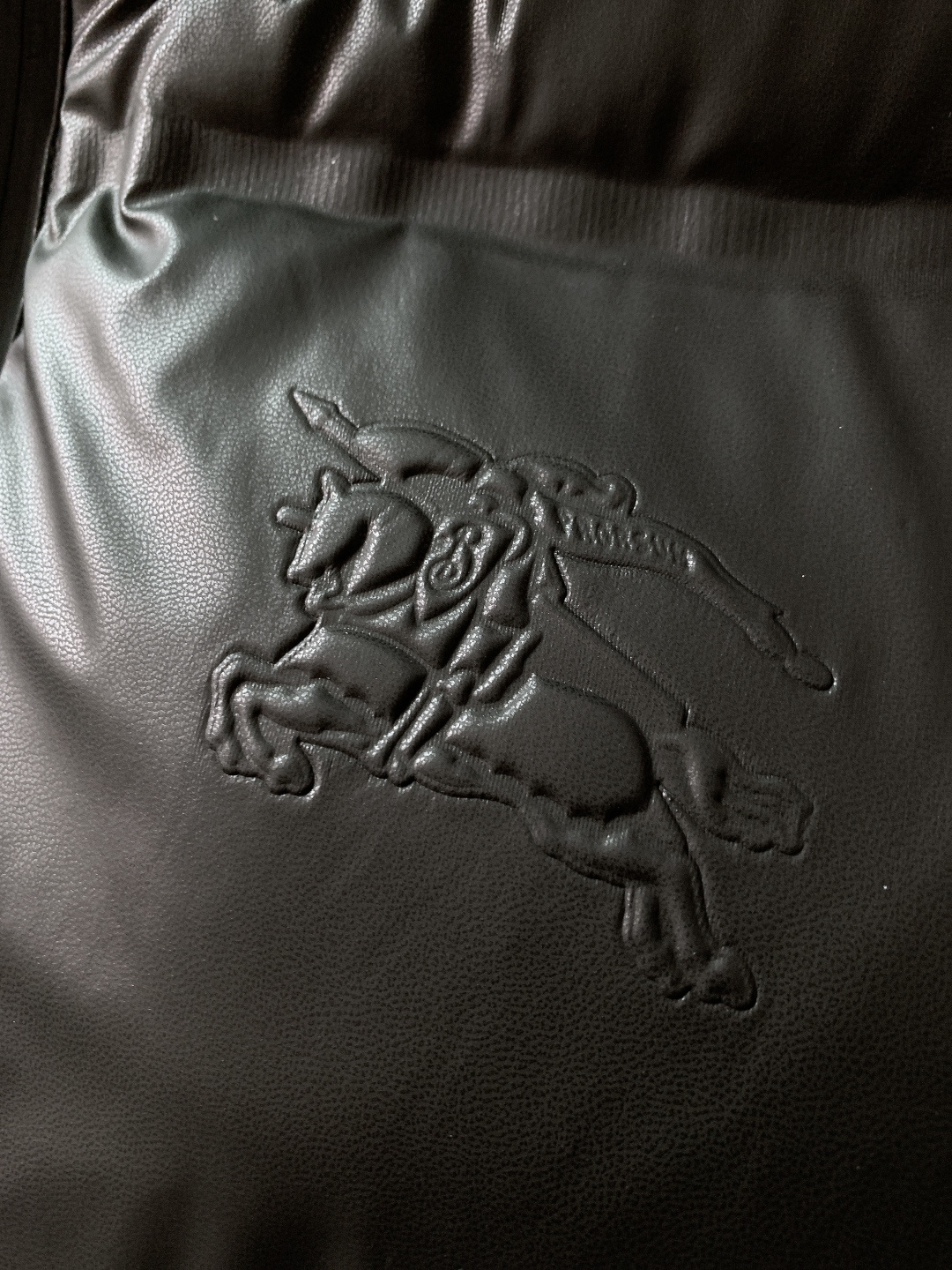 Burberry 巴宝莉 2025FW秋冬新品皮羽绒马甲背心。采用质感皮革面料打造衣身，触感细腻且挺括有