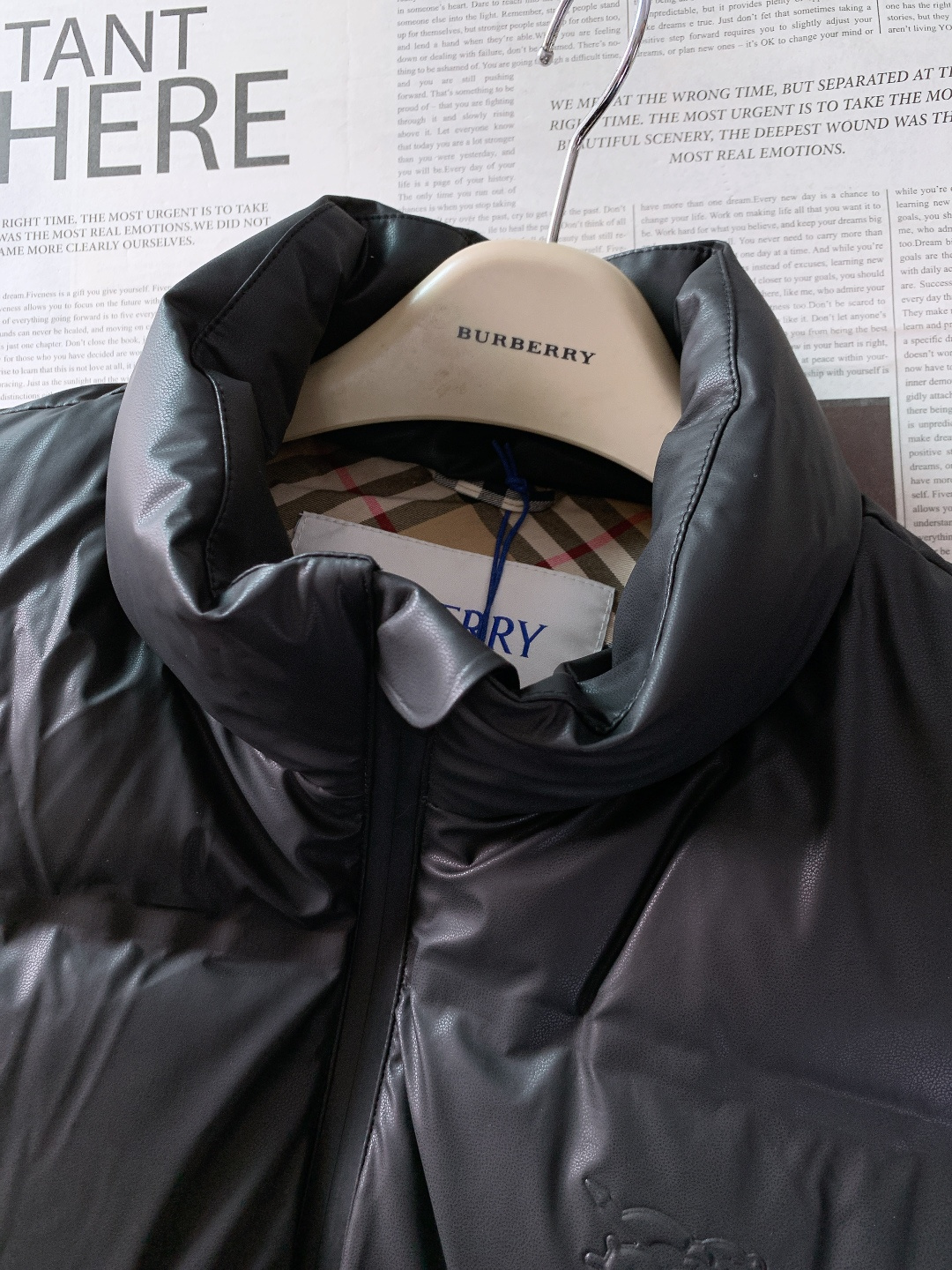 Burberry 巴宝莉 2025FW秋冬新品皮羽绒外套。采用质感皮革面料打造衣身，触感细腻且挺括有型；