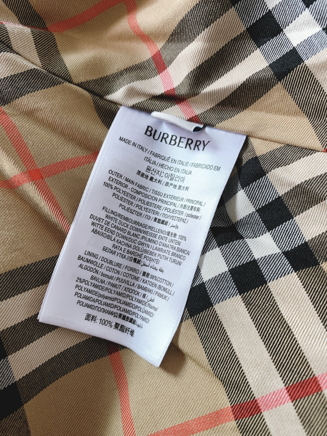 Burberry 巴宝莉 2025FW秋冬新品皮羽绒马甲背心。采用质感皮革面料打造衣身，触感细腻且挺括有