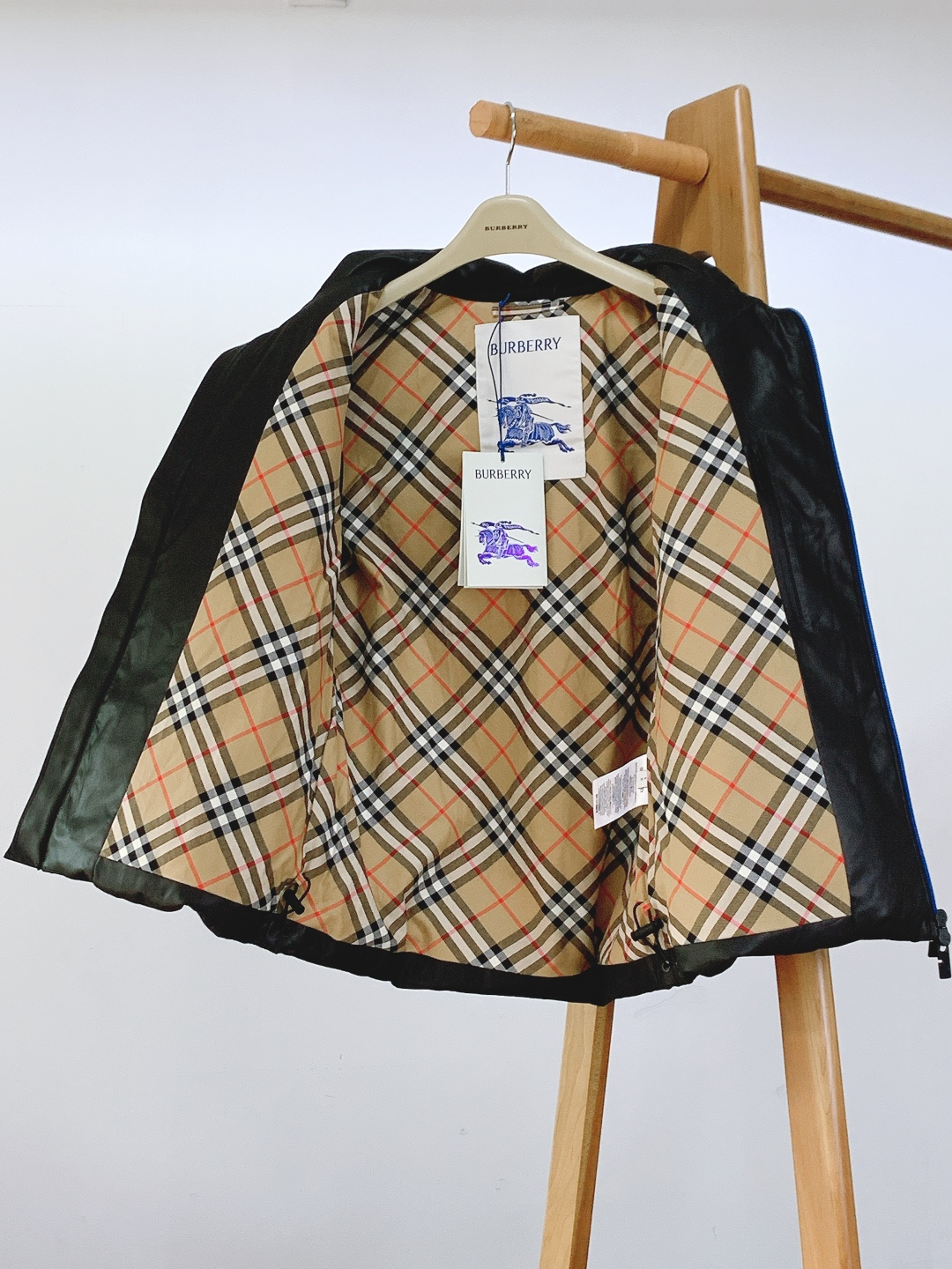 Burberry 巴宝莉 2025FW秋冬新品皮羽绒马甲背心。采用质感皮革面料打造衣身，触感细腻且挺括有