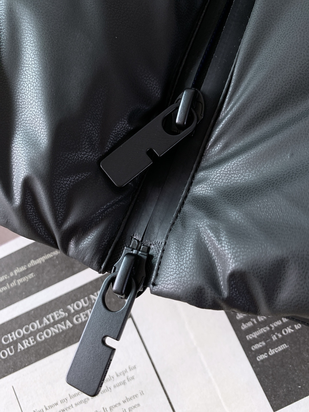 Burberry 巴宝莉 2025FW秋冬新品皮羽绒马甲背心。采用质感皮革面料打造衣身，触感细腻且挺括有