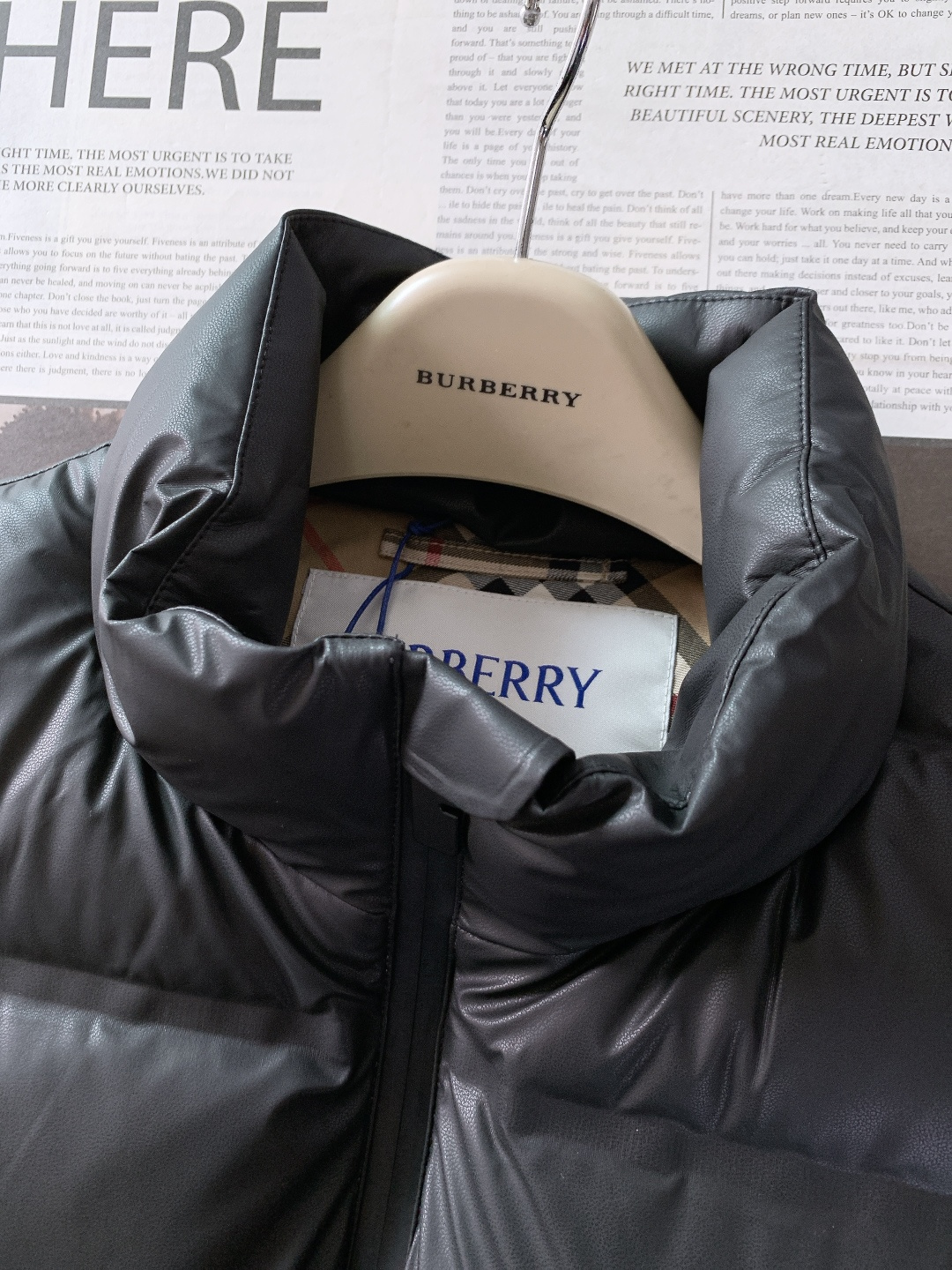 Burberry 巴宝莉 2025FW秋冬新品皮羽绒马甲背心。采用质感皮革面料打造衣身，触感细腻且挺括有