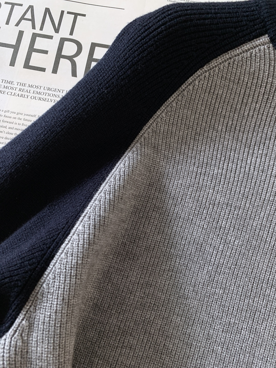 Thom Browne 汤姆·布朗 2025FW秋冬新品 套头撞色针织衫。采用灰黑/灰藏青撞色插肩袖设计