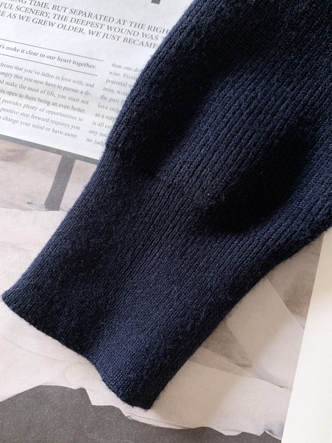 Thom Browne 汤姆·布朗 2025FW秋冬新品 套头撞色针织衫。采用灰黑/灰藏青撞色插肩袖设计