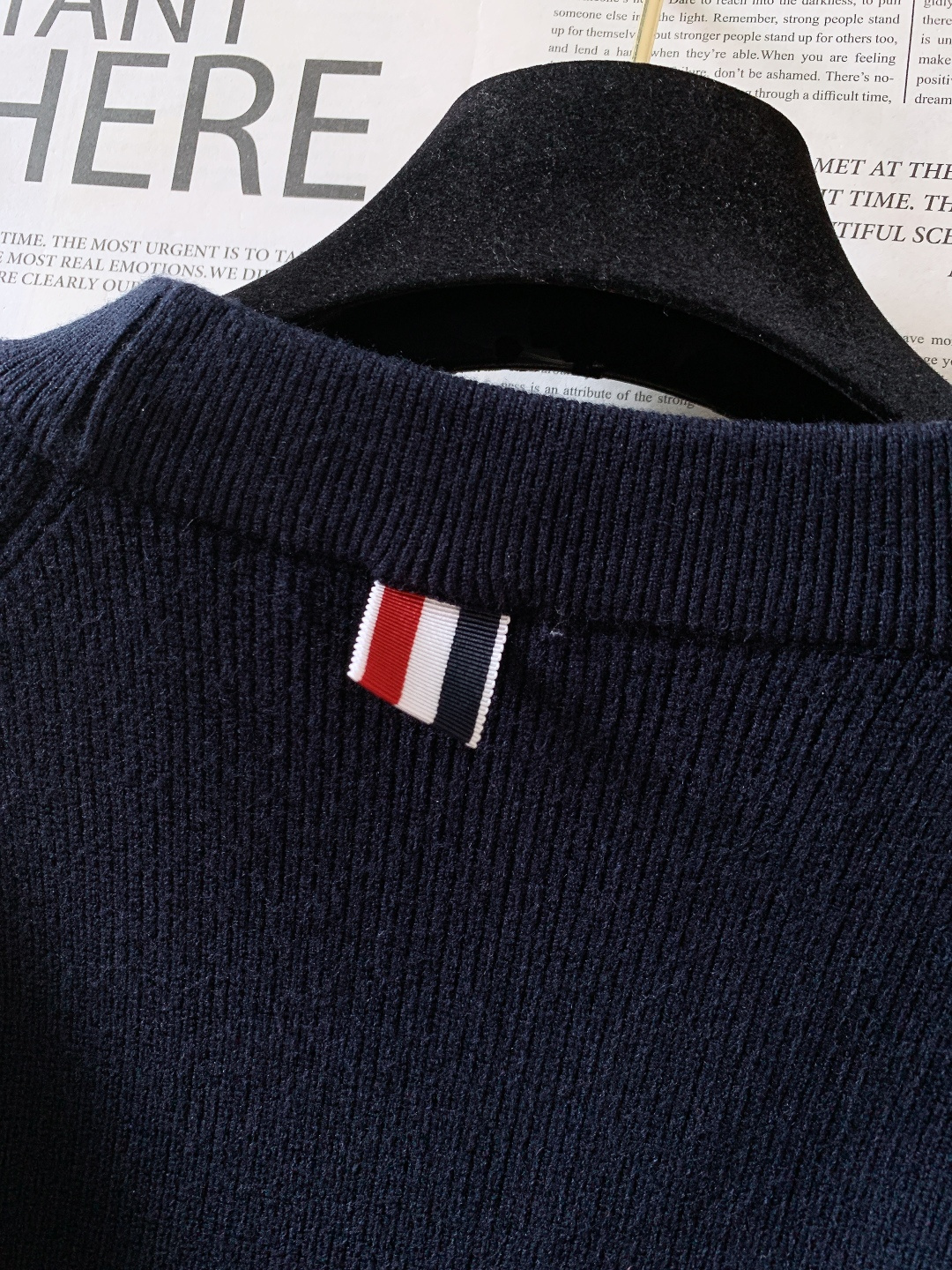 Thom Browne 汤姆·布朗 2025FW秋冬新品 套头撞色针织衫。采用灰黑/灰藏青撞色插肩袖设计