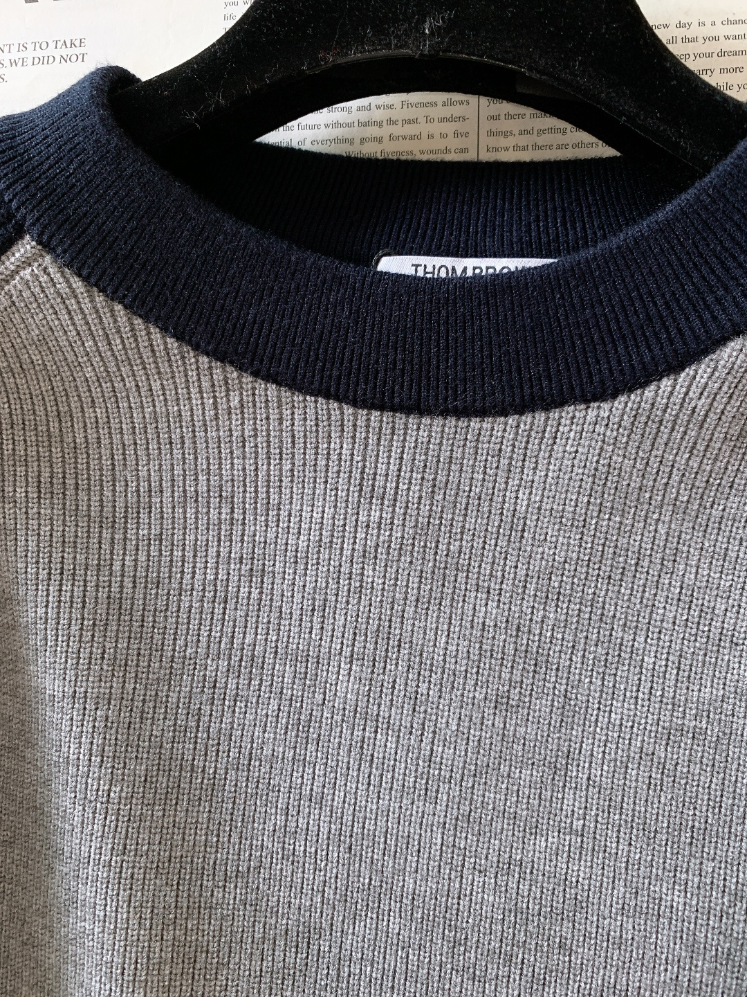 Thom Browne 汤姆·布朗 2025FW秋冬新品 套头撞色针织衫。采用灰黑/灰藏青撞色插肩袖设计