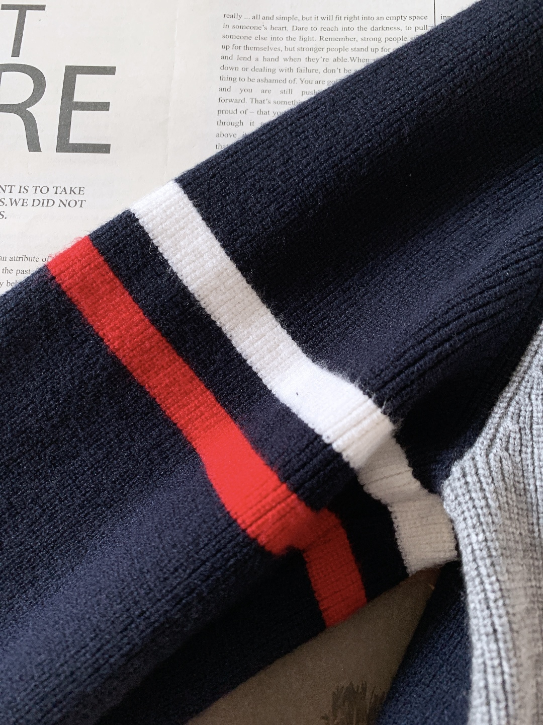 Thom Browne 汤姆·布朗 2025FW秋冬新品 套头撞色针织衫。采用灰黑/灰藏青撞色插肩袖设计