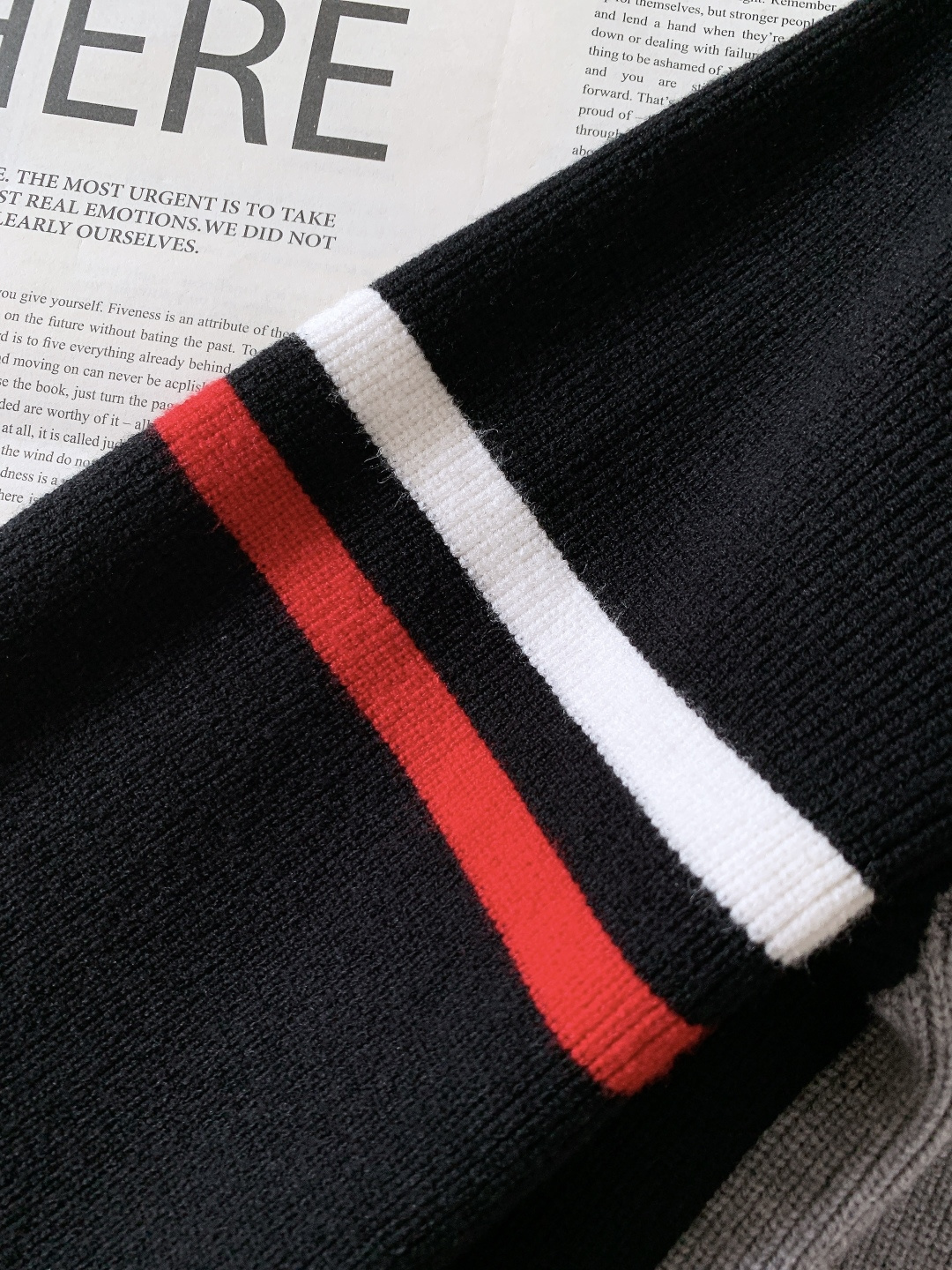 Thom Browne 汤姆·布朗 2025FW秋冬新品 套头撞色针织衫。采用灰黑/灰藏青撞色插肩袖设计