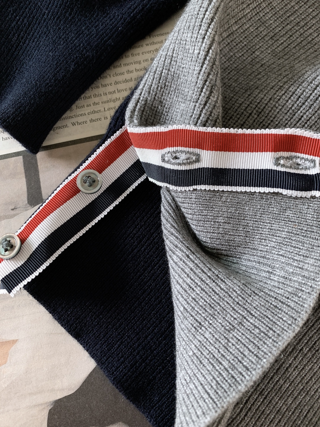 Thom Browne 汤姆·布朗 2025FW秋冬新品 套头撞色针织衫。采用灰黑/灰藏青撞色插肩袖设计