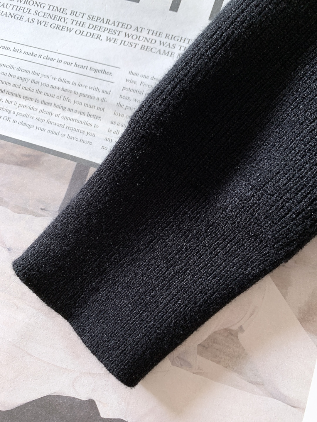 Thom Browne 汤姆·布朗 2025FW秋冬新品 套头撞色针织衫。采用灰黑/灰藏青撞色插肩袖设计