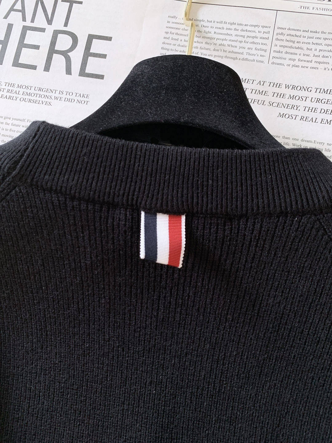 Thom Browne 汤姆·布朗 2025FW秋冬新品 套头撞色针织衫。采用灰黑/灰藏青撞色插肩袖设计