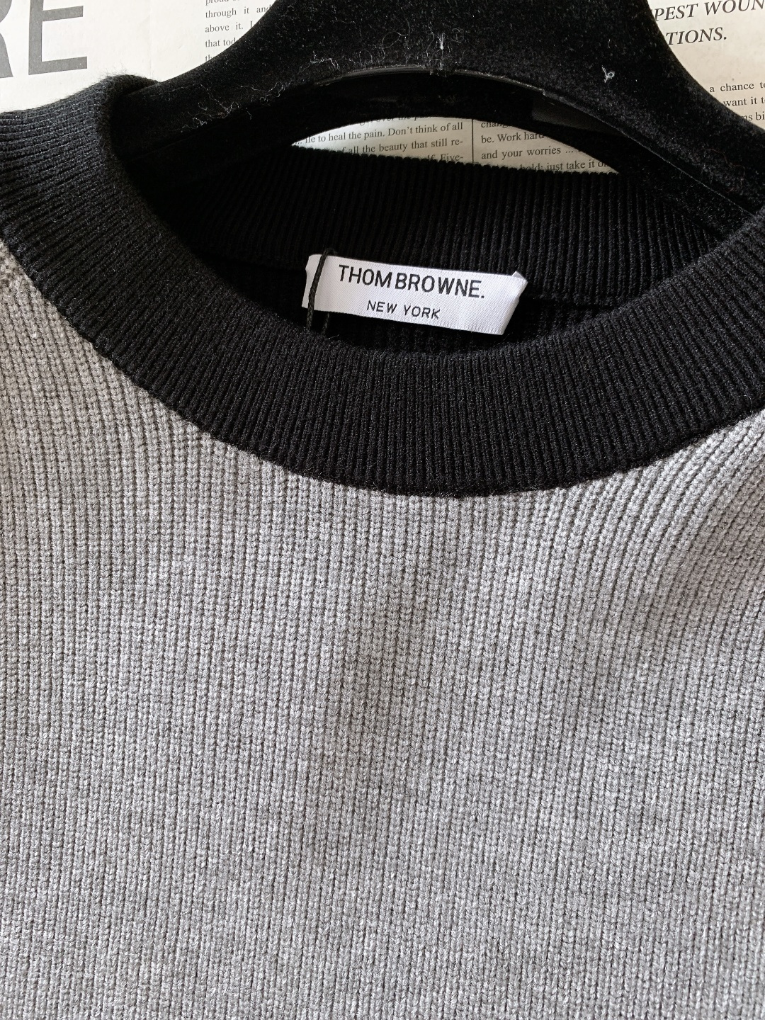 Thom Browne 汤姆·布朗 2025FW秋冬新品 套头撞色针织衫。采用灰黑/灰藏青撞色插肩袖设计