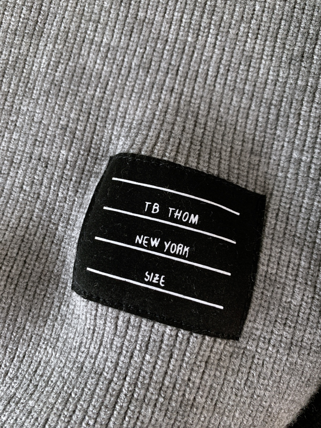 Thom Browne 汤姆·布朗 2025FW秋冬新品 套头撞色针织衫。采用灰黑/灰藏青撞色插肩袖设计