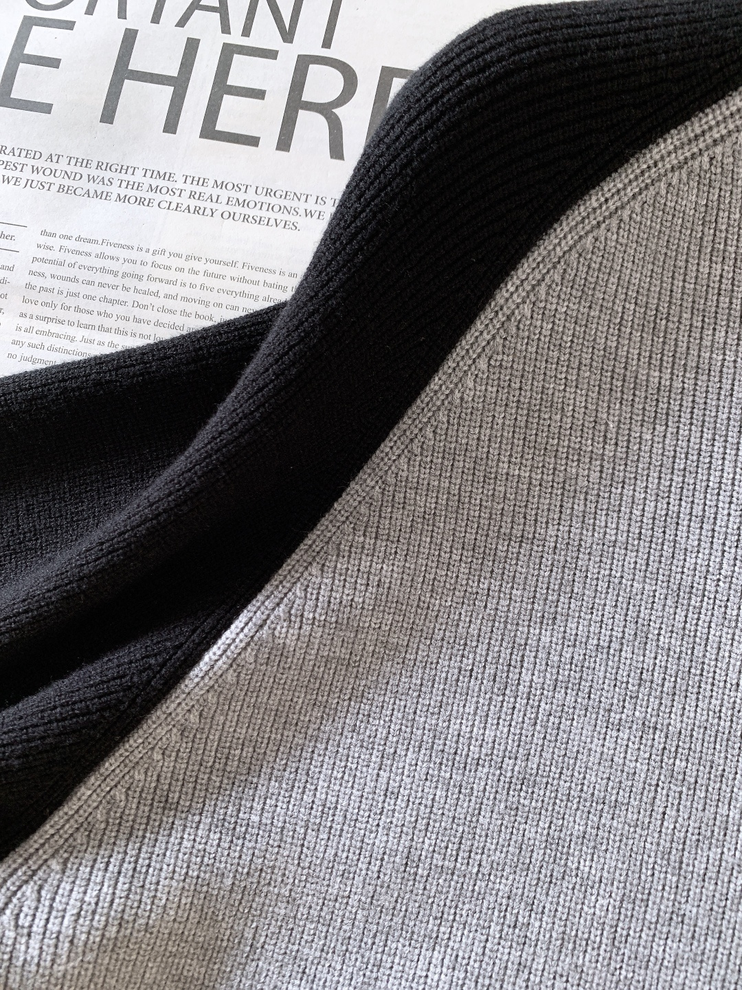 Thom Browne 汤姆·布朗 2025FW秋冬新品 套头撞色针织衫。采用灰黑/灰藏青撞色插肩袖设计