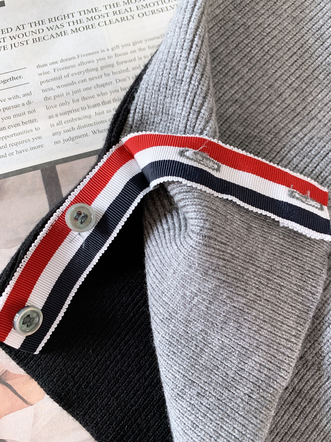 Thom Browne 汤姆·布朗 2025FW秋冬新品 套头撞色针织衫。采用灰黑/灰藏青撞色插肩袖设计