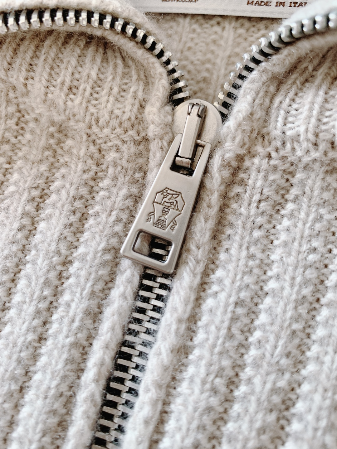 Brunello Cucinelli 布鲁奈罗.库奇内利 2025FW秋冬新品半拉链针织衫。采用BC标志