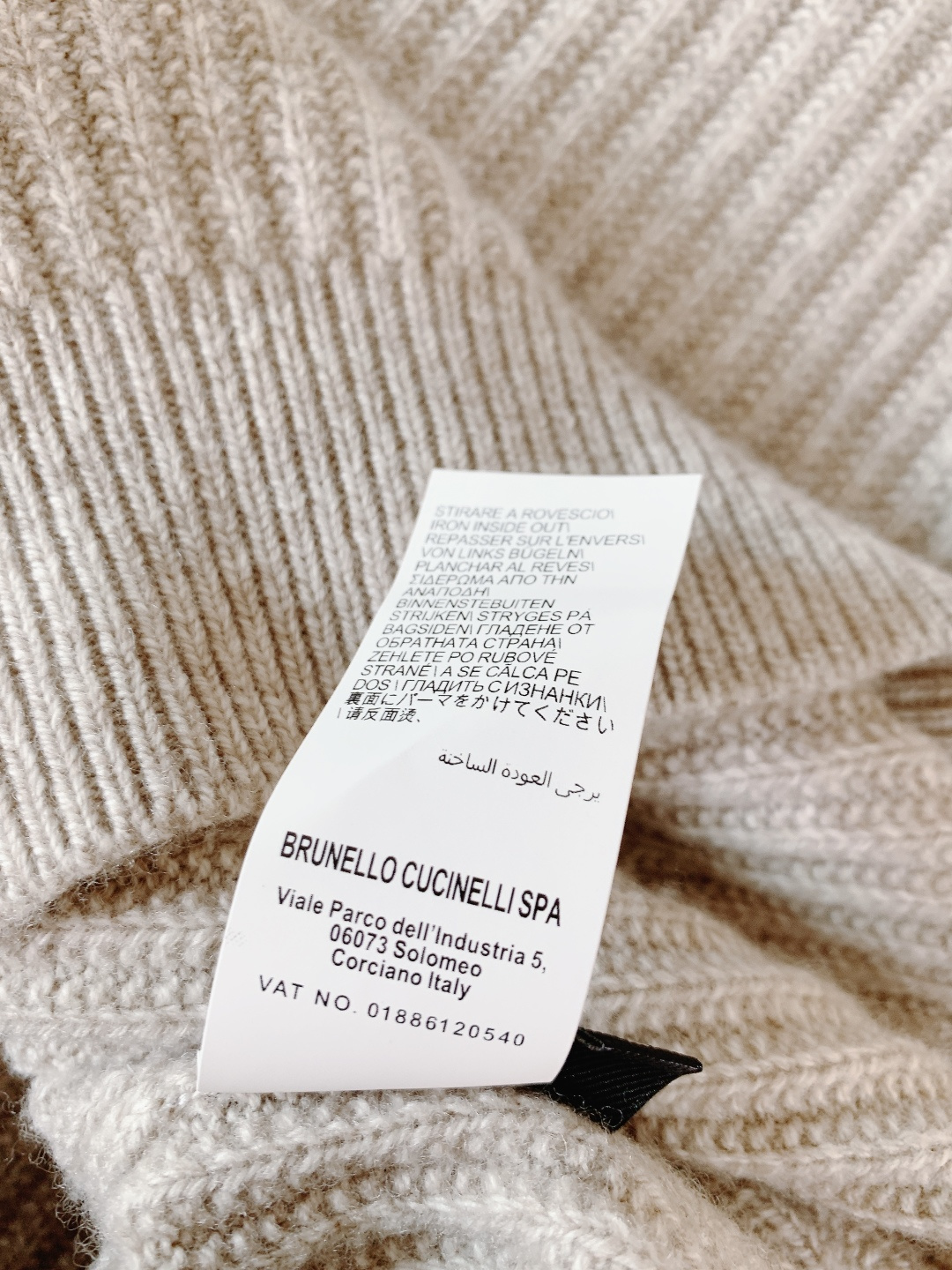 Brunello Cucinelli 布鲁奈罗.库奇内利 2025FW秋冬新品半拉链针织衫。采用BC标志