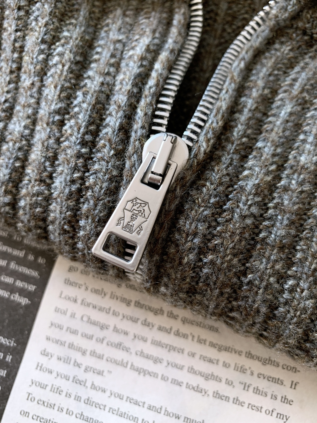 Brunello Cucinelli 布鲁奈罗.库奇内利 2025FW秋冬新品半拉链针织衫。采用BC标志